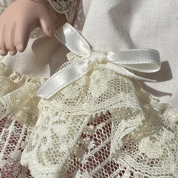 DYNASTY DOLL 17” musical porcelain collectible - Picture 11 of 12